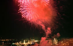 Vuurwerk boven Het IJ / Fireworks above Het IJ